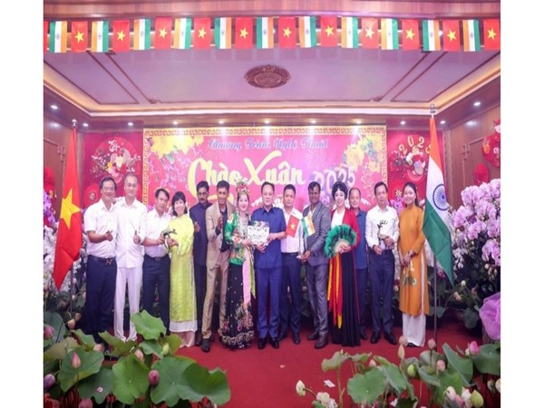 Dr. Biswaroop Roy Chowdhury (6th from left), Vimal Mishra, Biswadeep Roy Chowdhury, Prof. Dr. Chu Bao Que, Dr. Nguyen Hoang Anh and officials from the cultural department of the Govt of Vietnam.