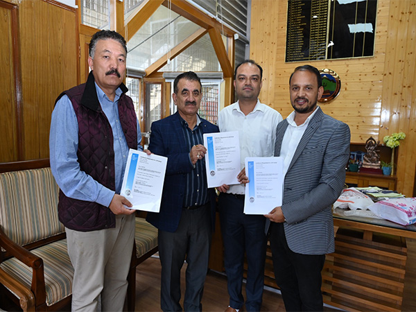 HPU professors Dr Ranbir Singh Thakur and Dr Manish Khangta (Photo/ANI)