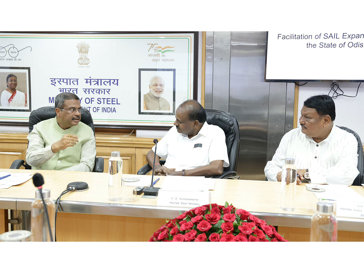 Union Minister Dharmendra Pradhan with HD Kumaraswamy and  Jual Oram (Photo/@dpradhanbjp)