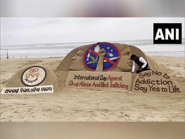 Sand artist Sudarshan Pattnaik creates sand art at Puri beach (Photo/ANI)