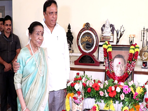 Asha Bhosle and Minister Ashish Shelar (Photo/ANI)