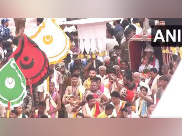 Gajapati Maharaja Dibyasingha Deb performs Chhera Pahanra ritual in Puri during Rath Yatra (Photo/ANI)