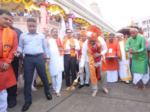 Gujarat CM Bhupendra performing rituals during Rath Yatra (Photo/X:@Bhupendrapbjp) 