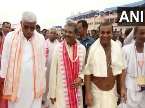  Union Ministers Dharmendra Pradhan and Gajendra Singh Shekhawat join devotees in Rath Yatra celebrations. (Photo/ANI)