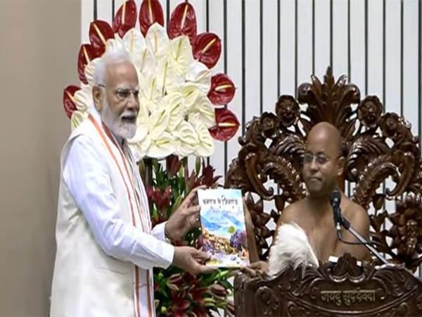 Prime Minister Narendra Modi Acharya Vidyanand Ji Maharaj  (left) and (Photo/Youtube: Narendra Modi)