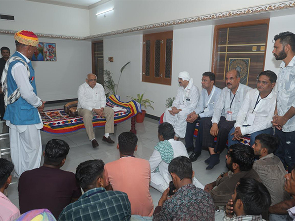 Gujarat CM stays overnight in remote, border village (Photo: Gujarat CMO) 