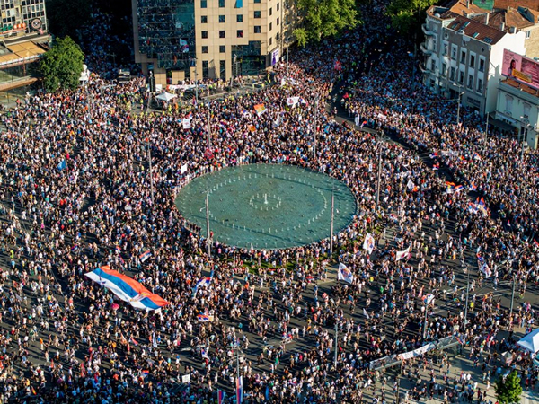 Serbian students and other demonstrators participating in protest demanding snap elections in Belgrade (Photo/ Reuters)