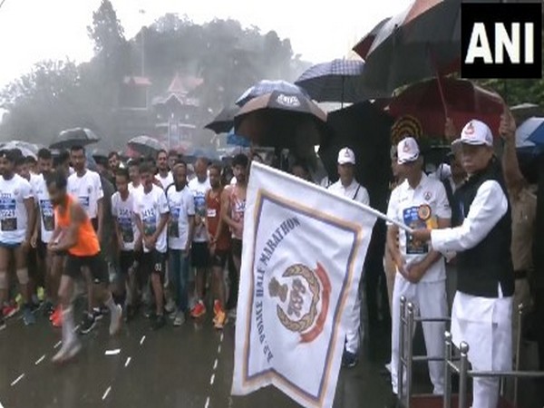 Himachal Pradesh Governor Shiv Pratap Shukla flagging off the half marathon (Photo/ANI) 