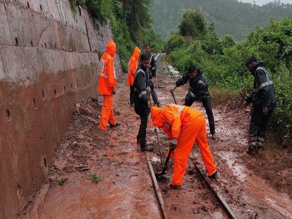 Landslide near Koti and Sanwara delay Kalka-Shimla trains by 3 hours (Photo Source: Solan District Police)
