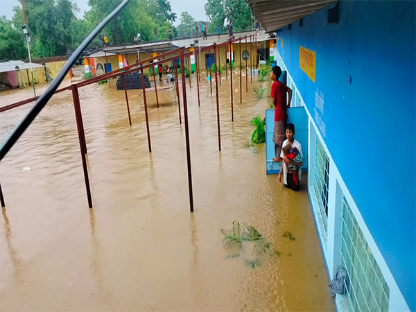 Jamshedpur Police rescues 162 stranded children amid heavy rain (Photo/X/@Jsr_police)