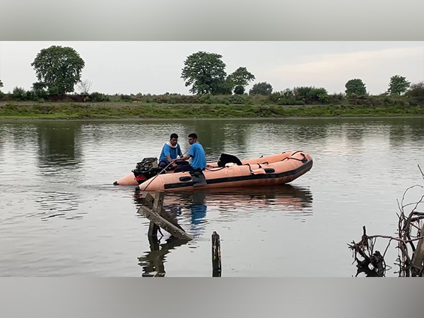 Search for missing children in Yamuna river (Photo/ANI)