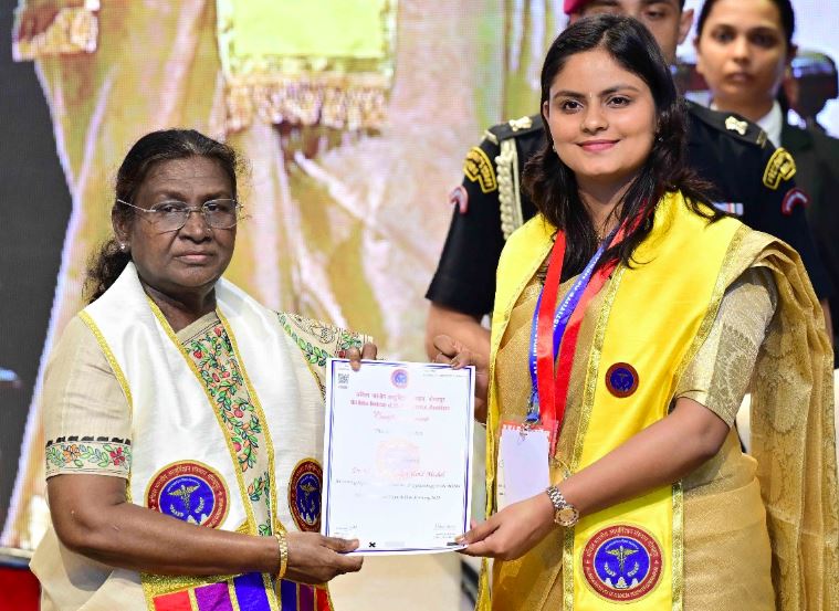 President Droupadi Murmu graces first convocation ceremony of AIIMS Gorakhpur (Photo/X: @rashtrapatibhvn)