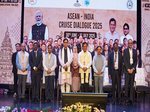 Union Minister Sarbananda Sonowal with ASEAN delegates aboard MV Empress in Chennai(Photo/PIB)