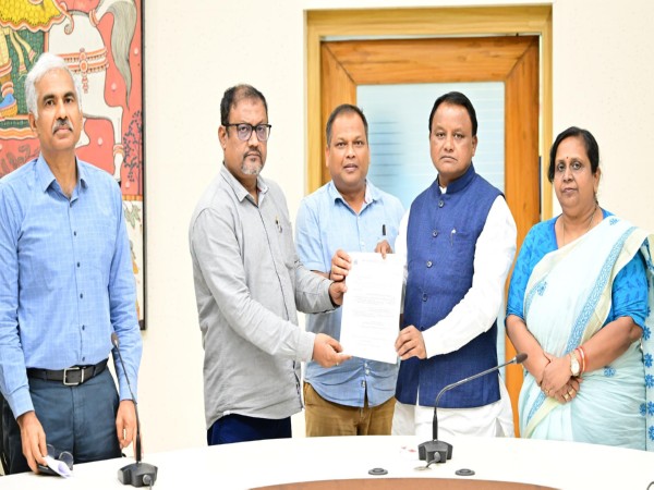 Odisha CM Mohan Charan Majhi met with the members of the Odisha Administrative Service (OAS) Association (Photo/ OAS association)