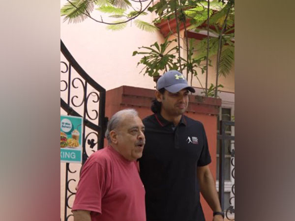 Uncle and Neeraj Chopra (Photo: Instagram/@neerajchopraclassic)