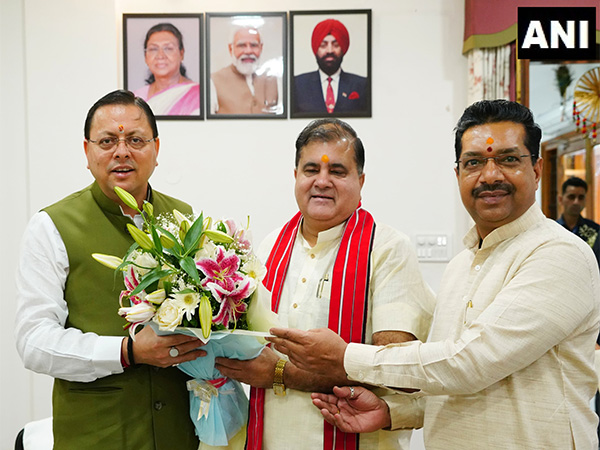 Uttarakhand CM Dhami welcomes newly elected BJP state President Mahendra Bhatt (Photo/ANI) 