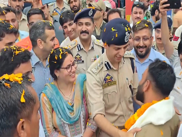 Ramban administration welcoming devotees (Photo/ANI)