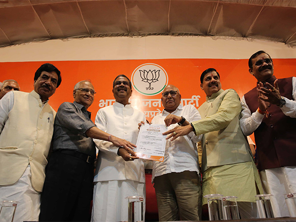 Hemant Khandelwal holding certificate of party president in the middle (Photo/ANI)