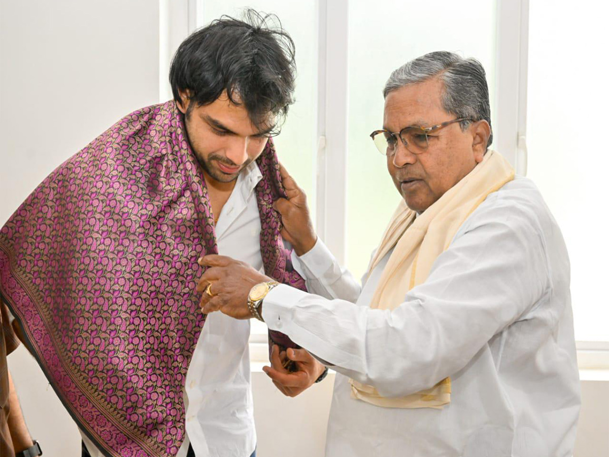 Neeraj Chopra and Karnataka Chief Minister Siddaramaiah (Photo: ANI)