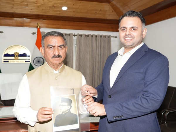 Gokul Butail presents autographed photograph of Netaji Subhash Chandra Bose to Himachal Pradesh CM (Photo/ANI)