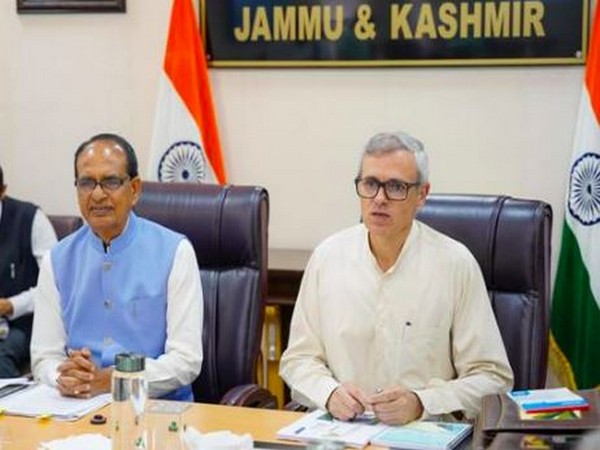 Union Minister for Agriculture, Shivraj Singh Chouhan and Jammu & Kashmir Chief Minister Omar Abdullah (Photo/PIB)