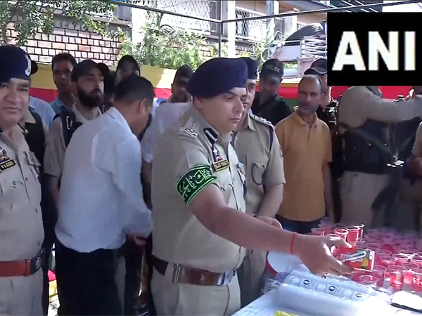 Police officials distribute water among Shia mourners participated in Muharram procession (Photo: ANI) Police officials distribute water among Shia mourners participated in Muharram procession (Photo: ANI)