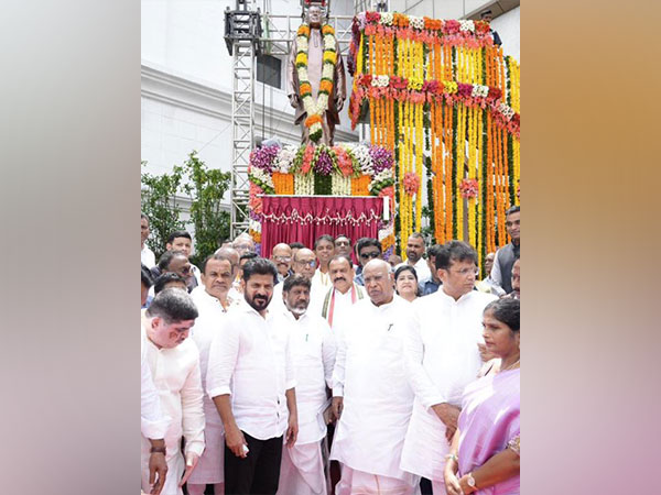 CM Revanth Reddu and Congress President Mallikarjun Kharge pay tribute to former CM K. Rosiah (Photo/ANI)