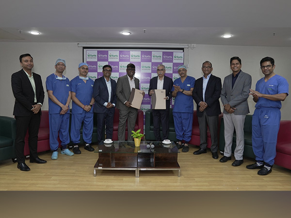 Dr. Ashutosh Raghuvanshi, MD & CEO, Fortis Healthcare, Fortis Bengaluru team and Teleflex team during the sign-off event.