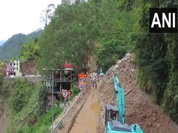  Traffic movement on Karnaprayag-Badrinath NH temporarily halted after landslide (Photo/ANI)