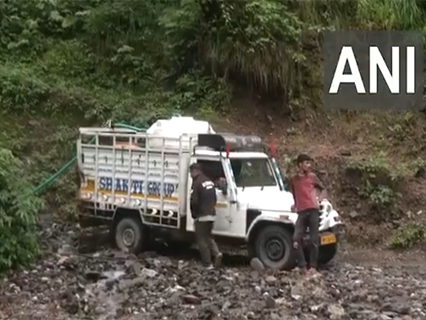 People distribute ration kits in Mandi. (Photo/ANI)