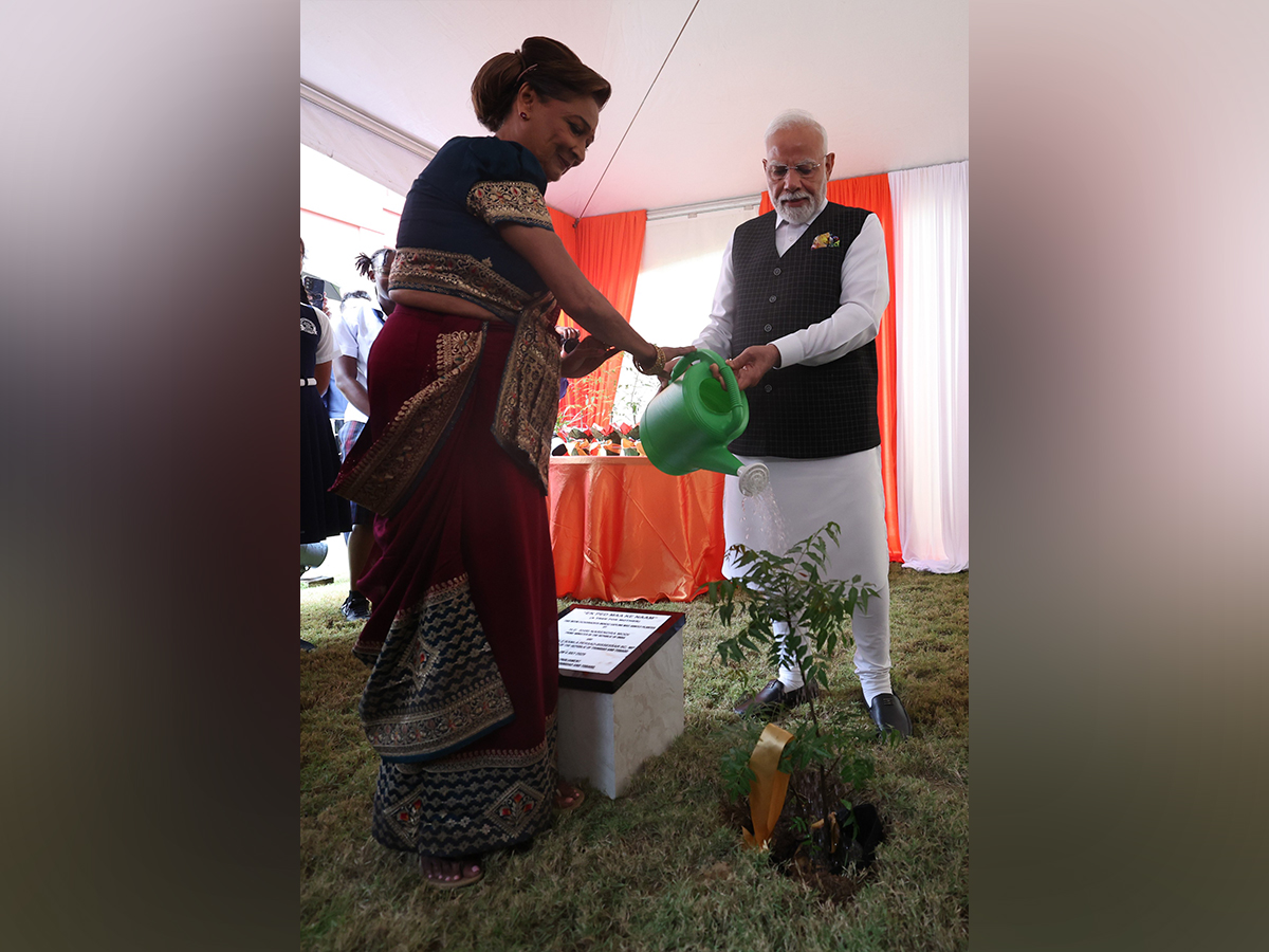  Prime Minister Narendra Modi with Kamla Persad-Bissessar, Prime Minister of Trinidad and Tobago (Image: X@narendramodi)