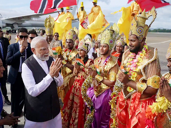 PM Modi and PM Persad-Bissessar interacting with artists in Trinidad and Tobago (Photo/ ANI)