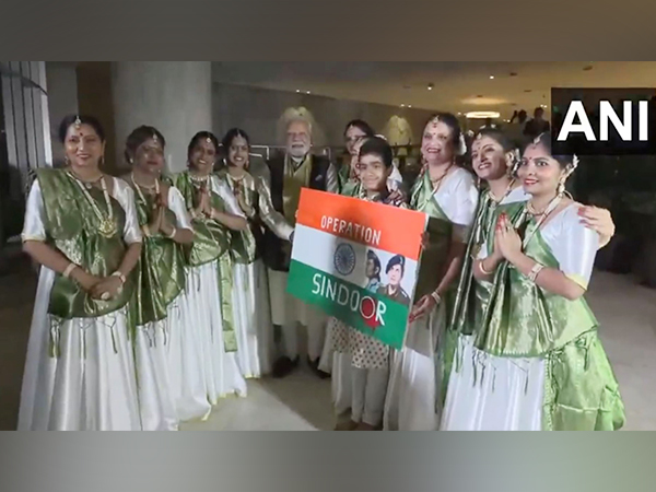 PM Modi with members of Indian diaspora (Photo/ ANI /DD)