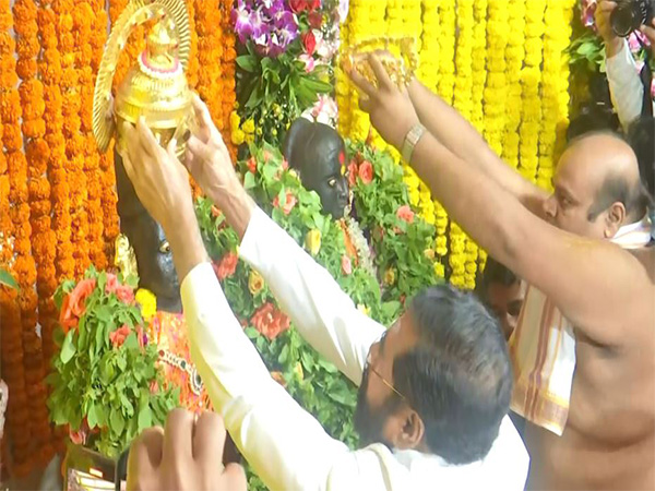 Maharashtra Deputy CM Eknath Shinde at Vitthal Rukmini Temple (Photo/ANI)