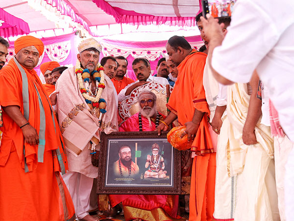 Rambapuri seer Rajadeshikendra Shivacharya (middle) (Photo/ANI) Rambapuri seer Rajadeshikendra Shivacharya (middle) (Photo/ANI)