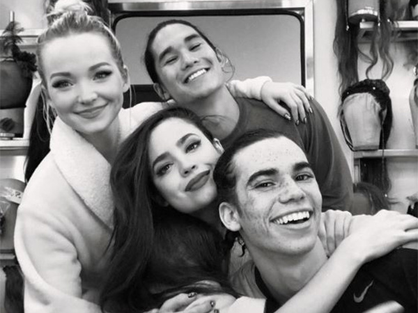 Cameron Boyce, Sofia Carson, Booboo Stewart and Dove (Photo/Instagram@dovecameron)