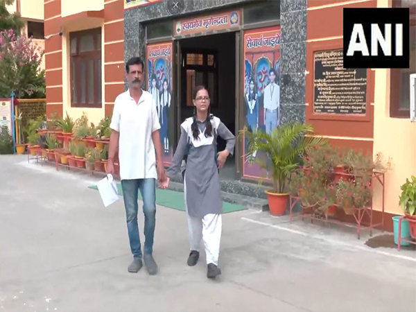 Girl returns to school after meeting Uttar Pradesh CM Yogi Adityanath at Janta Darbar (Photo/ANI) Girl returns to school after meeting Uttar Pradesh CM Yogi Adityanath at Janta Darbar (Photo/ANI)