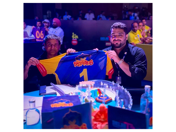 Vijay Dahiya holding Purani Dilli 6 jersey at Delhi Premier League 2025 auction (Photo: DPL) Vijay Dahiya holding Purani Dilli 6 jersey at Delhi Premier League 2025 auction (Photo: DPL)