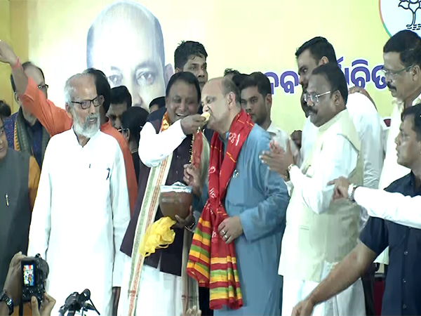 Odisha CM and BJP leaders felicitate Manmohan Samal (Photo/ANI)