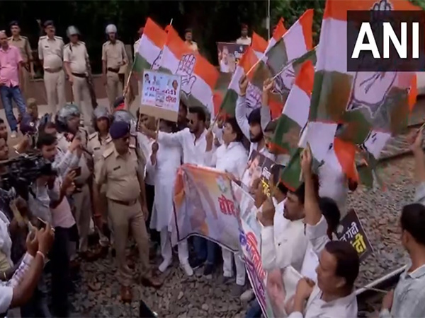 Congress workers blocked the railway track at Sachiwalay Halt railway station in Bihar Bandh protest (Photo/ANI)