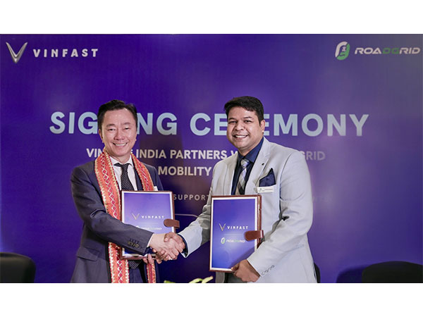 Pham Sanh Chau, CEO of VinFast Asia (left), and Deepesh Shrinath, CEO of RoadGrid, signed an agreement to build a robust after-sales service & charging network across India