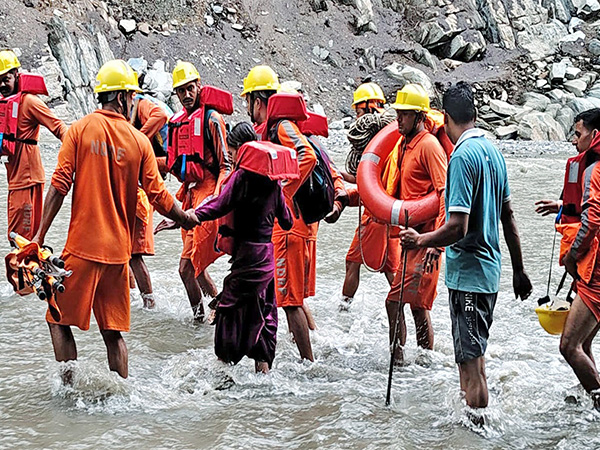 NDRF personnel conducting rescue operations in Mandi district (Photo/ANI) NDRF personnel conducting rescue operations in Mandi district (Photo/ANI)