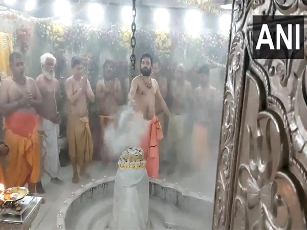 Bhasma Aarti being performed at Mahakaleshwar Jyotirlinga Temple (Photo/ANI) Bhasma Aarti being performed at Mahakaleshwar Jyotirlinga Temple (Photo/ANI)