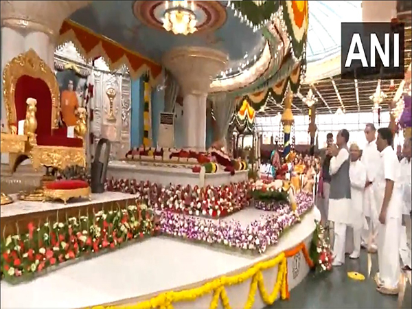 Union Minister Rajnath Singh offering prayers at the temple (Phoro/ANI)