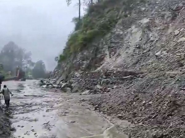 Badrinath National Highway blocked due to debris (Photo/@chamolipolice) Badrinath National Highway blocked due to debris (Photo/@chamolipolice)