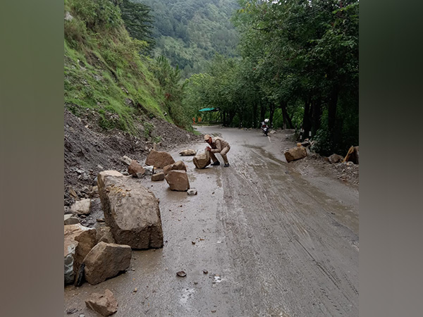 Home Guard personnel removes boulders from Gopeshwar-Ghingran road (Photo/@chamolipolice) Home Guard personnel removes boulders from Gopeshwar-Ghingran road (Photo/@chamolipolice)
