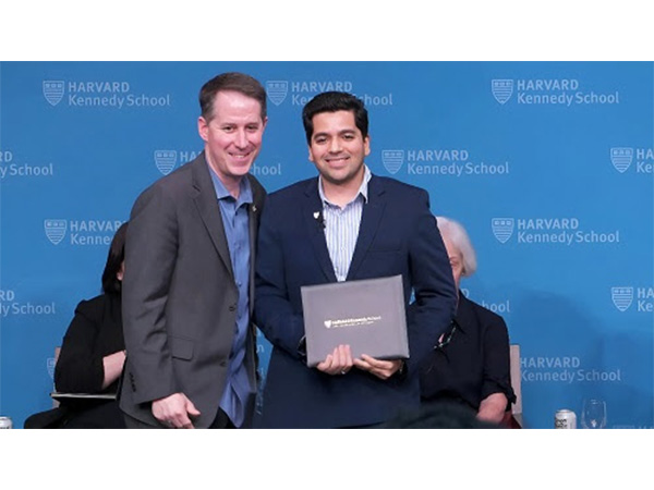 Piyush Jain being felicitated at Harvard Kennedy School