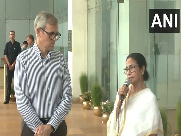 J-K CM Omar Abdullah and WB CM Mamata Banerjee (Photo/ANI)