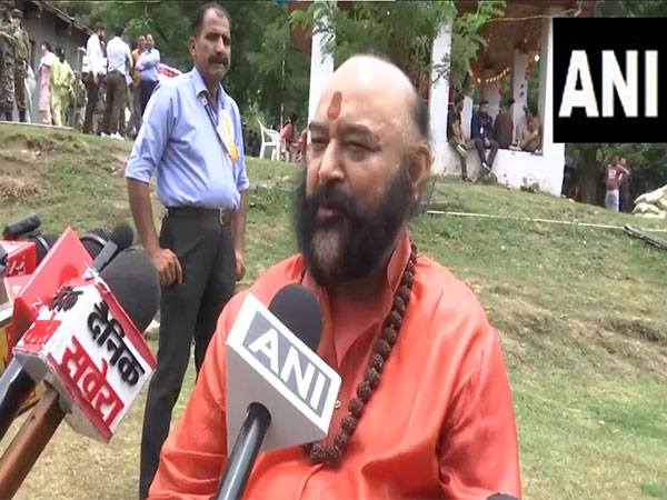 Mahant Deepender Giri (Photo: ANI) 