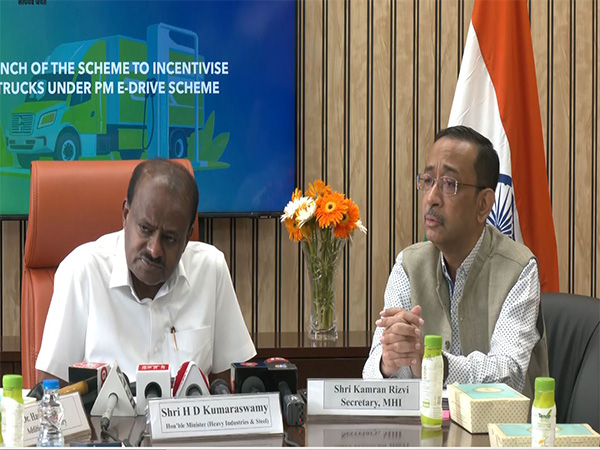 Union Heavy Industries Minister HD Kumaraswamy and Secretary Kamran Rizvi (Image: ANI)